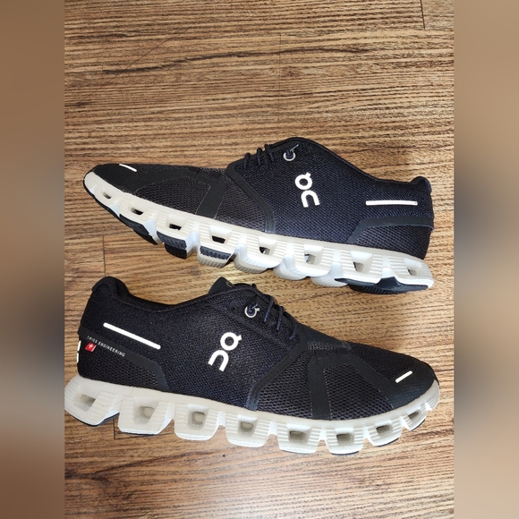 Size 10 - Women's On Cloud 5 Black/White - Picture 10 of 12